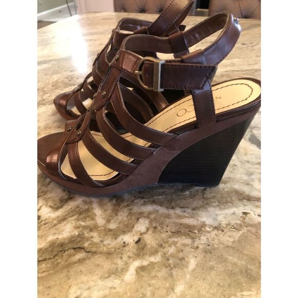 Nine & Co brown strappy wedge sandal - Picture 3 of 9